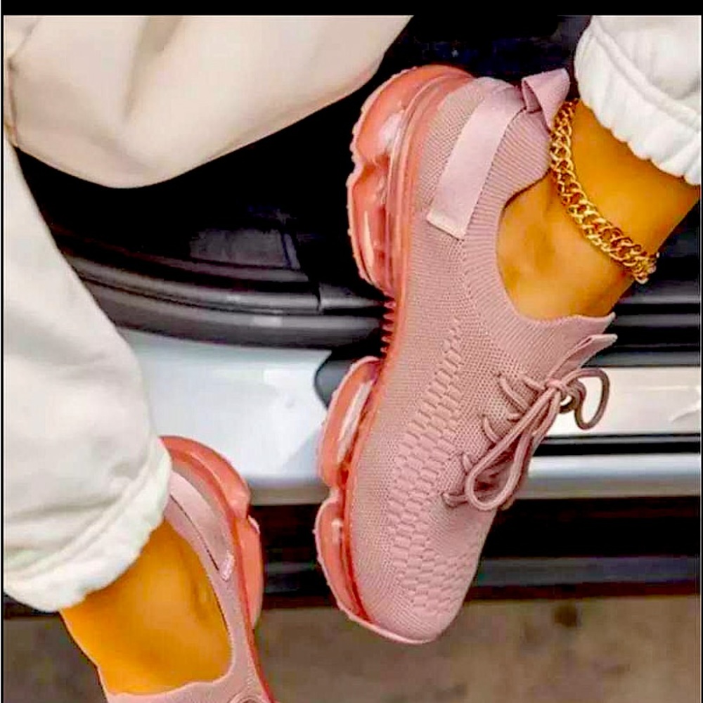 Woman size 6 tennis shoes pink (New never used)